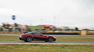 Ferrari 599 GTO bordeaux 3/4 arrière droit filé