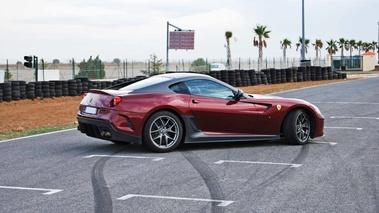 Ferrari 599 GTO bordeaux 3/4 arrière droit