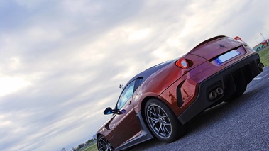 Ferrari 599 GTO bordeaux 3/4 arrière gauche penché