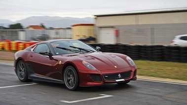 Ferrari 599 GTO bordeaux 3/4 avant droit filé 2