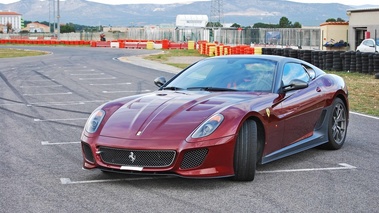 Ferrari 599 GTO bordeaux 3/4 avant gauche 2