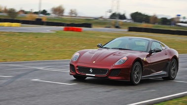 Ferrari 599 GTO bordeaux 3/4 avant gauche filé