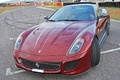 Ferrari 599 GTO bordeaux 3/4 avant gauche penché