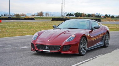 Ferrari 599 GTO bordeaux 3/4 avant gauche