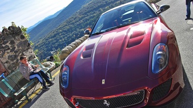 Ferrari 599 GTO bordeaux face avant penché