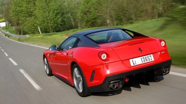 Ferrari 599 GTO - rouge/noir -  3/4 arrière gauche, dynamique