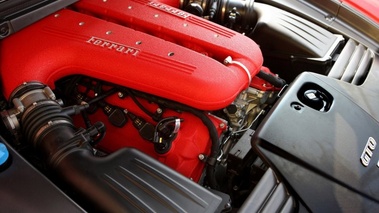 Ferrari 599 GTO - rouge/noir - détail, moteur