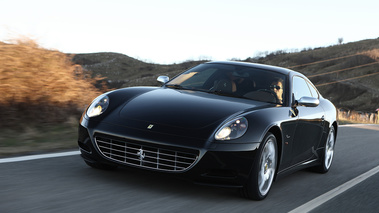 Ferrari 612 Scaglietti noir 3/4 avant gauche travelling penché