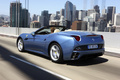 Ferrari California bleu 3/4 arrière gauche travelling
