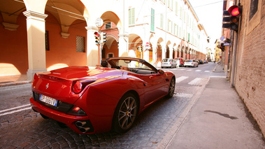 Ferrari California HELE - rouge - 3/4 arrière droit, en ville