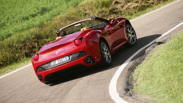 Ferrari California HELE rouge 3/4 arrière droit penché