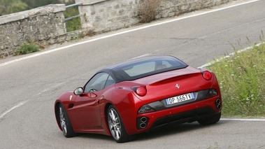 Ferrari California HELE rouge 3/4 arrière gauche fermé penché