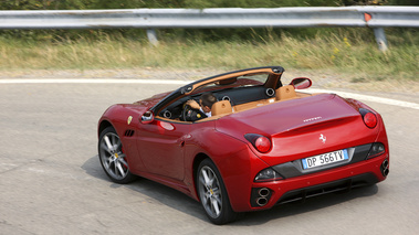 Ferrari California HELE rouge 3/4 arrière gauche penché vue de haut