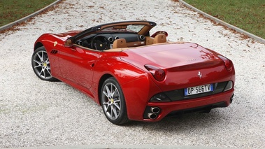 Ferrari California HELE rouge 3/4 arrière gauche vue de haut