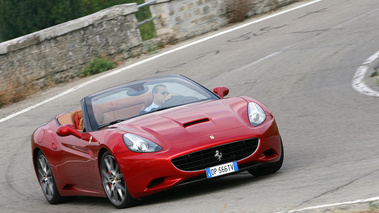 Ferrari California HELE - rouge - 3/4 avant droit, dynamique en virage