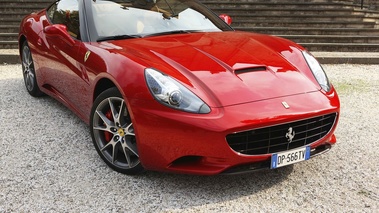 Ferrari California HELE rouge 3/4 avant droit fermé