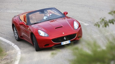 Ferrari California HELE rouge 3/4 avant droit penché vue de haut