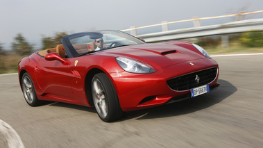 Ferrari California HELE rouge 3/4 avant droit travelling penché