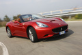 Ferrari California HELE rouge 3/4 avant droit travelling penché