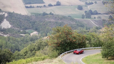 Ferrari California HELE rouge 3/4 avant gauche fermé vue de haut