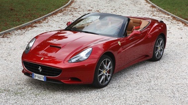 Ferrari California HELE rouge 3/4 avant gauche vue de haut