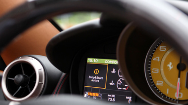 Ferrari California HELE - rouge - détail instrumentation