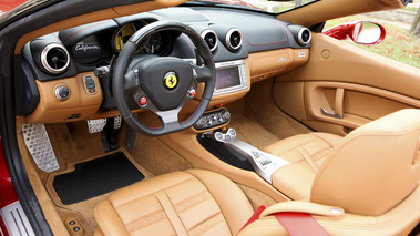 Ferrari California HELE rouge intérieur 2