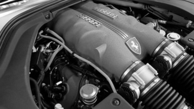 Ferrari California - N/B - moteur