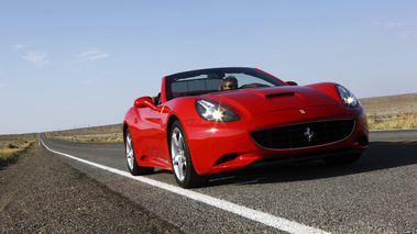 Ferrari California rouge 3/4 avant droit penché