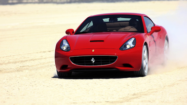 Ferrari California rouge 3/4 avant gauche travelling