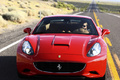 Ferrari California rouge face avant debout