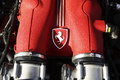 Ferrari California rouge moteur debout