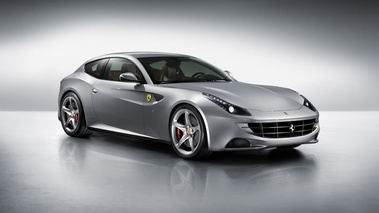 Ferrari FF gris 3/4 avant droit