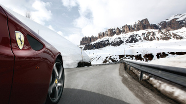 Ferrari FF rouge aile avant travelling