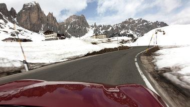 Ferrari FF rouge capot travelling