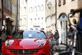 Ferrari FF rouge face avant debout