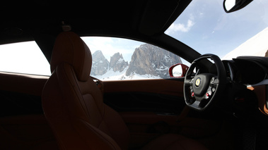 Ferrari FF rouge intérieur