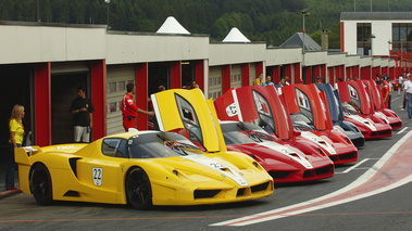 Ferrari FXX jaune 3/4 avant droit