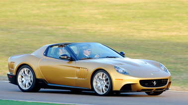 Ferrari P540 Superfast Aperta - or - 3/4 avant droit, dynamique