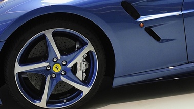 Ferrari SuperAmerica 45 bleue détails jante et sorties aile avant