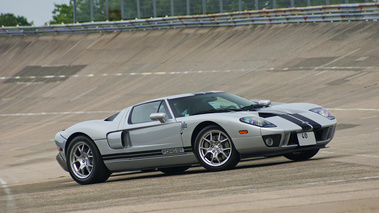 Ford GT gris Montlhéry 3/4 avant droit penché