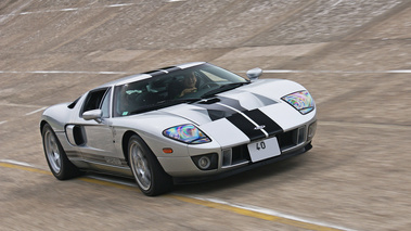 Ford GT gris Montlhéry 3/4 avant droit travelling