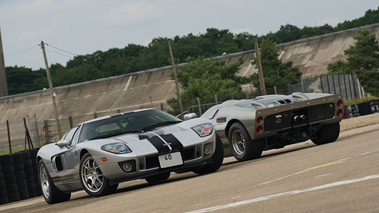 Ford GT gris & Superformance GT40 anthracite Montlhéry 3/4 avant droit penché