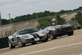 Ford GT gris & Superformance GT40 anthracite Montlhéry 3/4 avant droit penché