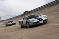 Ford GT gris & Superformance GT40 anthracite Montlhéry 3/4 avant droit travelling 2