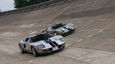 Ford GT gris & Superformance GT40 anthracite Montlhéry 3/4 avant droit travelling