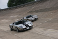 Ford GT gris & Superformance GT40 anthracite Montlhéry 3/4 avant droit travelling