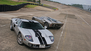 Ford GT gris & Superformance GT40 anthracite Montlhéry 3/4 avant droit vue de haut