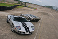 Ford GT gris & Superformance GT40 anthracite Montlhéry 3/4 avant droit vue de haut