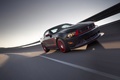 Ford Mustang Boss 302 Laguna Seca - noire/rouge - 3/4 avant droit, dynamique